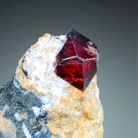 Zirkon, hyacint, minerál (křemičitan zirkoničitý) – Albert Russ/Shutterstock