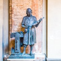 Antonio Stradivari, socha na nádvoří radnice, Cremona – Gimas/Shutterstock