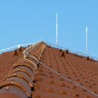 Bleskosvod, instalace jímacího zažízení (tyče) a svodů – boitano / Shutterstock