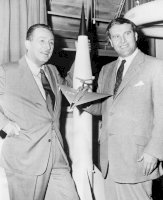 Walt Disney a Wernher von Braun v Marshallově vesmírném středisku (1954) | NASA