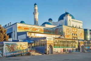 Nákupní centrum a mešita v Aktjubinsk – Shevchenko Andrey / Shutterstock