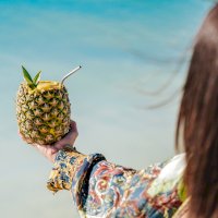 Piña colada, podávaná v ananasu – Photo by David Troeger on Unsplash