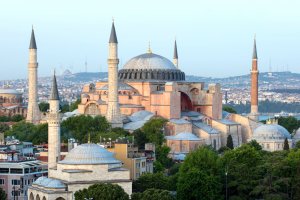 Hagia Sofia, Istanbul (7.7.2016) – Huseyin Aldemir / Shutterstock