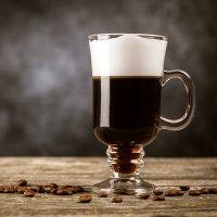 Irish coffee, skleněný šálek s ouškem – George Dolgikh