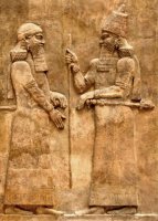 Korunní princ Sancherib (vlevo) a král Sargon II (vpravo) na asyrském vlysu – volné dílo