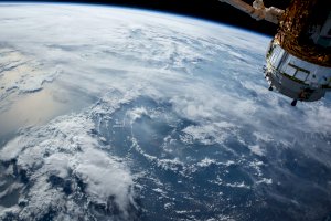 Oblačnost nad oceánem, pohled z oběžné dráhy – Photo by NASA on Unsplash