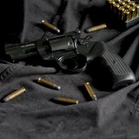 Revolver s náboji – Photo by Thomas Def on Unsplash