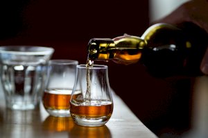 Sklenky na degustaci whisky – Photo by Dylan de Jonge on Unsplash
