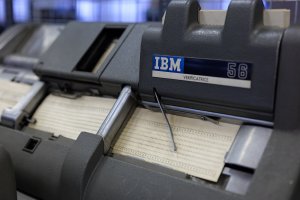 Verifikátor děrných štítků IBM 56 – Slideo / Shutterstock