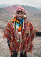 Muž v tradičním oděvu, Cuzco, Peru – Photo by Alex Azabache on Unsplash