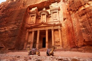 Chrám (hexastylos), Petra, Jordánsko – Aleksandra H. Kossowska / Shutterstock