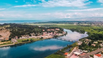 Město Skadar, Albánie – Photo by Endri Killo on Unsplash