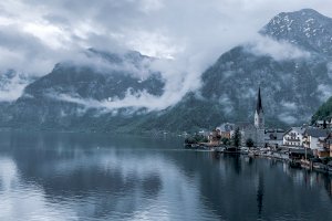 Hallstattské jezero – Photo by Ante Hamersmit on Unsplash