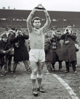 Hráč Dukly Praha, Josef Masopust, zvedá nad hlavu Zlatý míč, trofej pro nejlepšího evropského hráče roku 1962 – Jaroslav Skápa / AFP / Profimedia.CZ