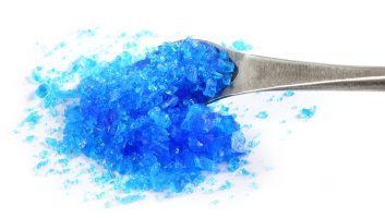 Krystaly modré skalice (síran měďnatý), používané k výrobě bordeauxské jíchy – Swapan Photography / Shutterstock