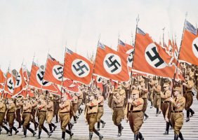 Nacističtí vlajkonoši nesoucí prapory s pravotočivou svastikou, symbolem nacistického Německa, Norimberk (1933) – Everett Collection / Shutterstock