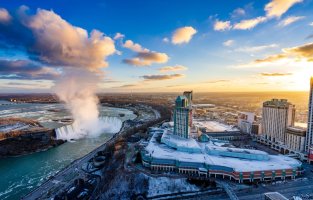 Niagara Falls – Shawn.ccf / Shutterstock