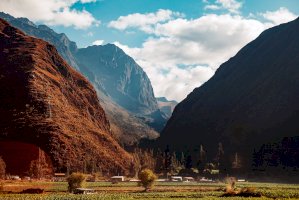 Krajina v oblasti Cuzco, Peru – Photo by Adrian Dascal on Unsplash