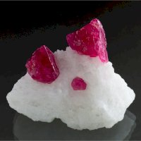 Spinel, červené krystaly (břehy jezera Bajkal) – Shevelev Alexey/Shutterstock