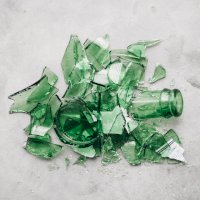 Sklo, skleněné střepy z lahvového skla – Photo by chuttersnap on Unsplash