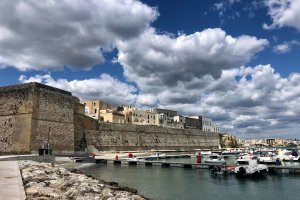 Otranto, přístav (7.10.2019) – Paolo Chiabrando / Unsplash
