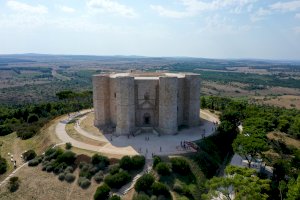 Castel del Monte – D-VISIONS/Shutterstock