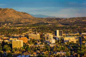 Riverside – Jon Bilous / Shutterstock