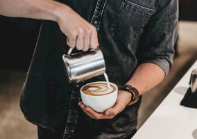 Příprava caffè latte – Photo by Brent Gorwin on Unsplash