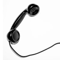 Mikrotelefon (sluchátko telefonu) – Photo by Quino Al on Unsplash