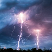 Blesk, tvar možného výboje mezi oblakem a zemským povrchem – Mihai Simonia / Shutterstock