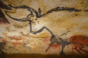 Nástěnná malba v jeskyni Lascaux – Charbonnier Thierry / Shutterstock