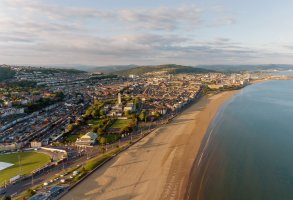 Swansea – Leighton Collins / Shutterstock