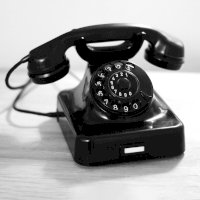 Telefon s rotačním číselníkem – Photo by Katrin Hauf on Unsplash