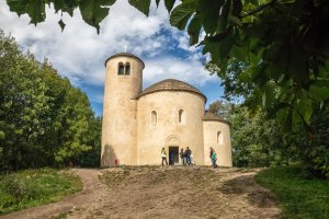 Románská rotunda svatého Jiří na Řípu –  Roman Kybus / Shutterstock