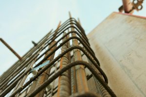 Detail ocelové armatury před zalitím – Photo by Michael Bader on Unsplash