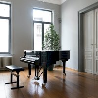 Klavír, krátké křídlo – Photo by Jean-Philippe Delberghe on Unsplash