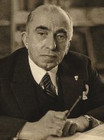 Emil Hácha (přelom 30. a 40. let 20. století) s odznakem Národního souručenství– volné dílo