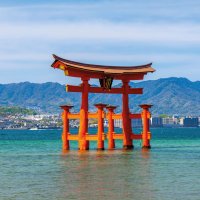 Torii Miyajima, Japonsko – Vera Dement / Shutterstock