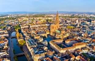 Letecký pohled na katedrálu Notre-Dame ve Štrasburku – Leonid Andronov / Shutterstock