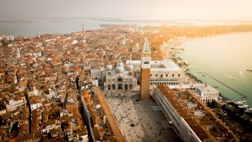 Letecký pohled na Benátky – Photo by @canmandawe on Unsplash