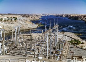 Pohled na Asuánskou přehradu s hydroelektrárnou – julius fekete / Shutterstock