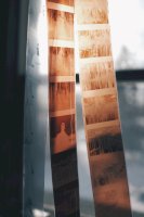 Fotografický černobílý negativní film – Photo by Caleb Minear on Unsplash