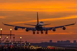 Přistávající dopravní letoun – Nieuwland Photography / Shutterstock