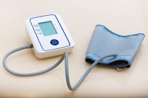 Elektronický tonometr, přístroj pro měření tlaku krve – Nadezhda07_07 / Shutterstock