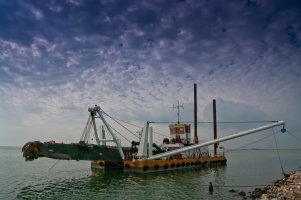 Zakotvený plovoucí bagr – KUKAS / Shutterstock