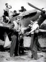Leopold Šrom (vpravo, gestikulující) a František Burda před strojem Hawker Hurricane Mk.IIA, v kabině stojí pilot Emil Foit (310. čs. peruť, RAF, IV-VII/1941) – Volné dílo, fair use