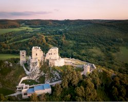 Hrad Csesznek, Bakoňský les – Geza Kurka Photos/Shutterstock