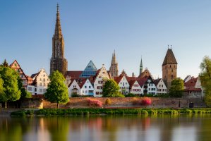 Ulm, pohled z města Neu-Ulm přes řeku Dunaj – Daniel Pahmeier / Shutterstock