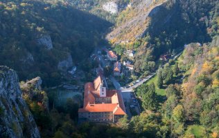 Svatý Jan pod Skalou, pohled od křížku na skále (10.10.2021) – © Jaromír Kříž