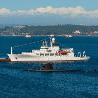 Oceánografická loď Pathfinder a proplouvající ponorka v popředí, Valpariso, Chile (3.12.2012) – byvalet / Shutterstock